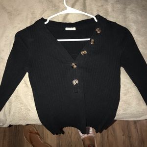 A black middle meeting sleeve with buttons!